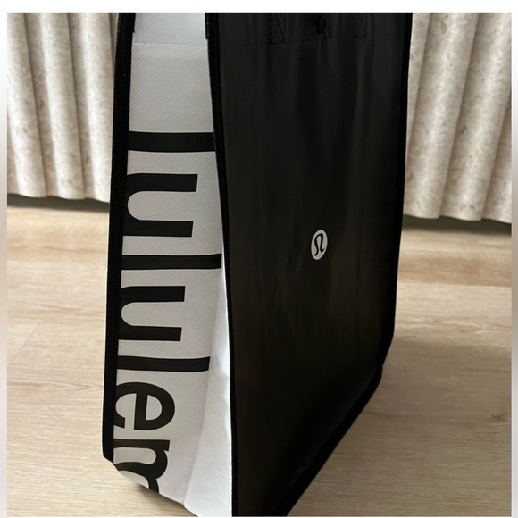 Lululemon Sleeveless shirt top New size 6 + shopping bag large + wallet pouch - Picture 11 of 15